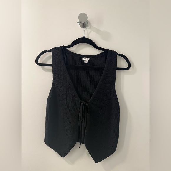 Tie-front vest - Picture 2 of 3